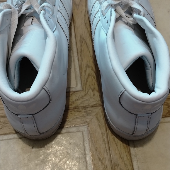 Athletic shoes - Picture 2 of 7